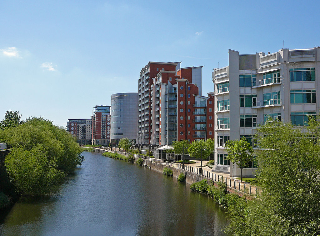 1024px-River_Aire_waterfront,_Leeds_001