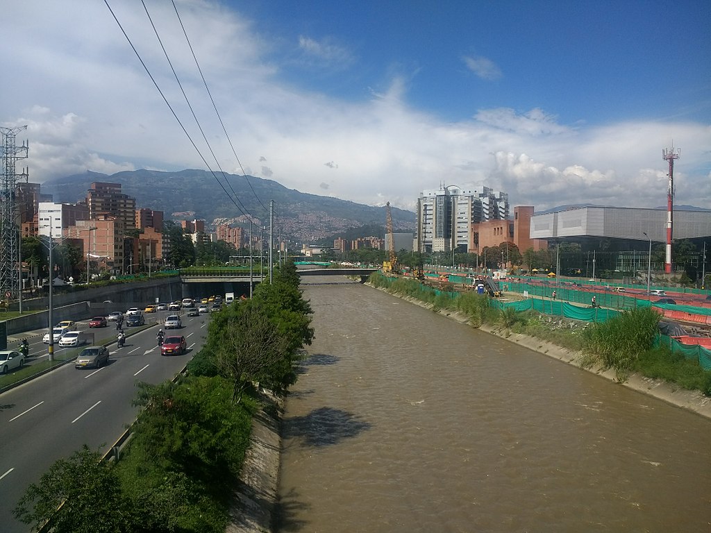 Río_Medellín_desde_la_Avenida_3317
